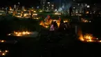 Sejumlah warga Kashmir menyalakan lilin di pemakaman keluarga dan saudara mereka saat memperingati Shab-e-Barat di pinggiran Srinagar, Kashmir (1/5). Selain itu mereka juga berdoa untuk sanak keluarga mereka. (AP Photo / Mukhtar Khan)