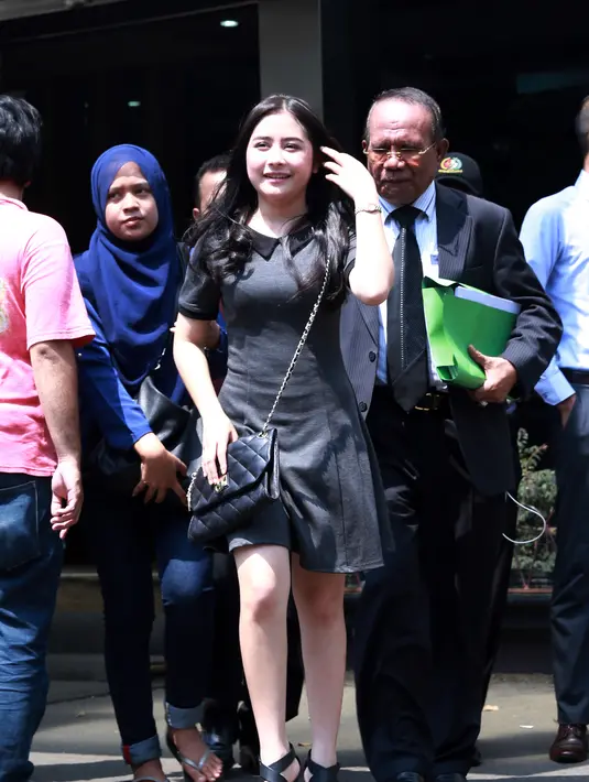Prilly datang ke Polda Metro Jaya ditemani oleh kuasa hukumnya, Siddik Latuconsina SH, yang juga merupakan opa kandungnya. (Wimbarsana/Bintang.com)