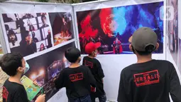 Komunitas “Kelas Jurnalis Cilik” dipandu pewarta foto mengikuti kegiatan tur pameran fotografi bertema 'Ragam Cerita Ibu Kota Sebelum dan Saat Pandemi COVID-19' di Thamrin 10, Jakarta, Minggu (6/12/2020). Pameran tersebut berlangsung hingga 13 Desember 2020. (Liputan6.com/Immanuel Antonius)