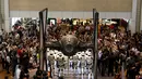 Pengunjung mengabadikan gambar para Stormtroopers dengan pesawat perangnya  di Bandara Changi, Singapura, Kamis (12/11/2015). Acara ini bertepatan dengan tur media Star Wars bertema All Nippon Airways ANA R2D2 Boeing 787. (REUTERS/Edgar Su) 