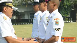 Citizen6, Surabaya: Prosesi penutupan pendidikan dan pelantikan bintara dari jalur regular itu dipimpin langsung Laksma TNI Djoko Teguh Wahojo yang di helat di lapangan Laut Seram Kesatrian Bumimoro Kobangdikal, Surabaya. (Pengirim: Penkobangdikal)