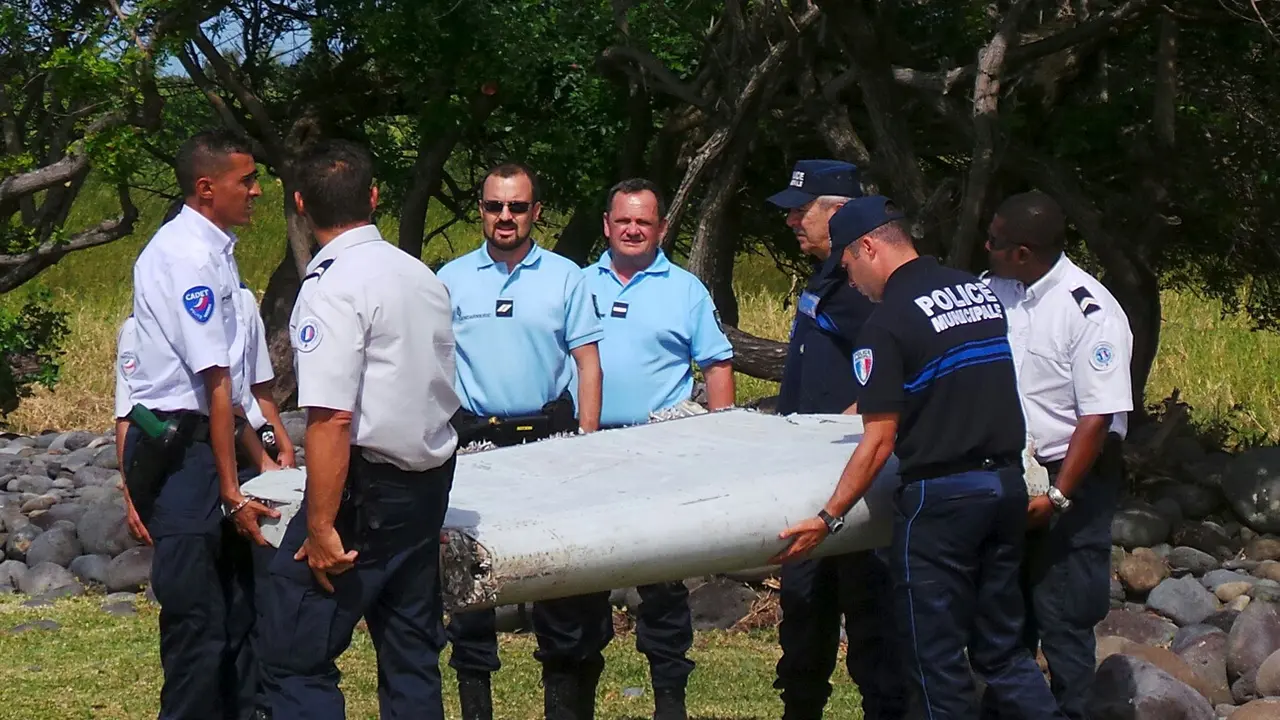 Benda Diduga Puing Malaysia Airlines MH370 di La Reunion, Prancis dekat Samudera Hindia. 