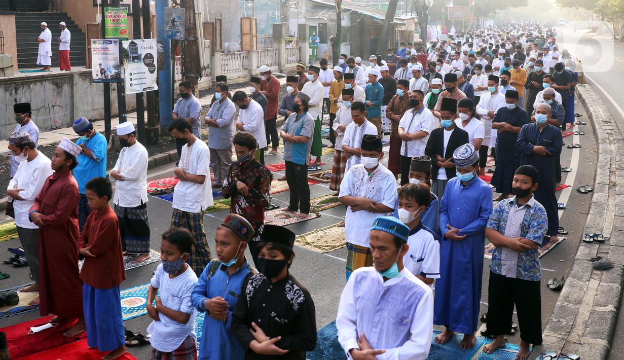 Umat muslim melaksanakan salat Idul Adha 1442 H di Masjid Masjid Jami Al-Mubarok, Tangerang, Banten, Selasa (20/7/2021). Sebagian masjid melakukan pelaksanaan salat Idul Adha 1442 H, namun dengan protokol kesehatan yang ketat. (Liputan6.com/Angga Yuniar)
