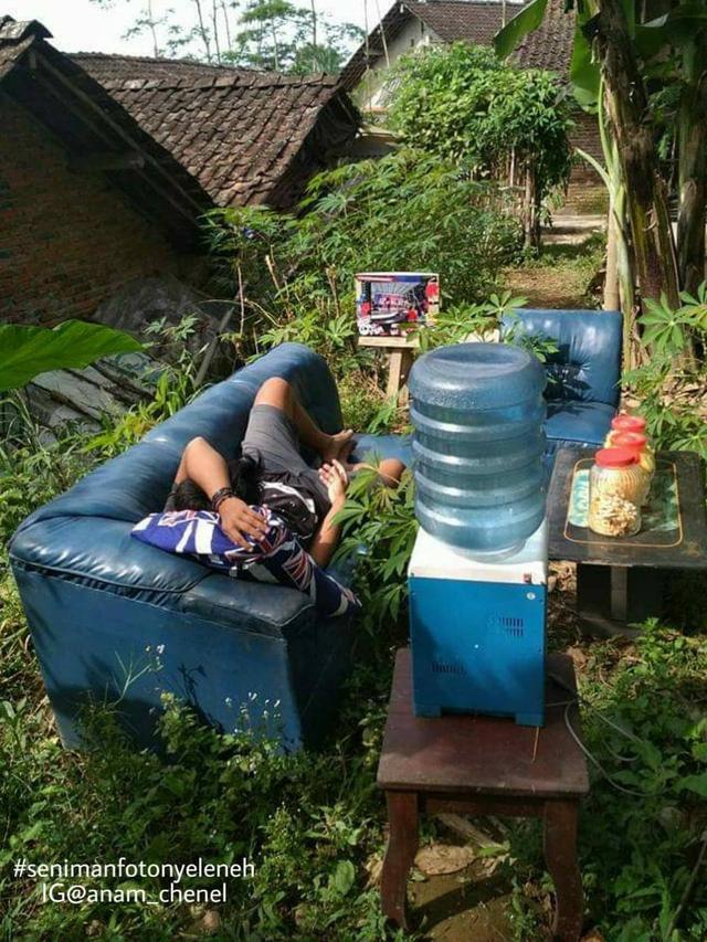 6 Potret Pemuda Tidur di Kebun Ini Bikin Tepuk Jidat