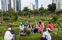 FOTO: Suasana TPU Karet Bivak Ramai Peziarah Jelang Ramadan