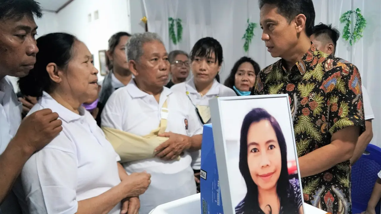 Potret Saat Menteri Kesehatan Budi Gunadi Sadikin Pergi Melayat ke Rumah Dokter Mawar di Makassar, Sulawesi Selatan (Sumber: Dokumentasi Kemenkes RI)