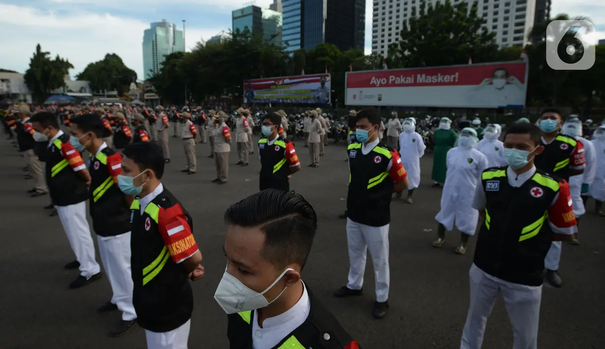 Polda Metro Jaya menggelar apel pelepasan tenaga vaksinator dan tracer COVID-19 di lapangan Promoter Polda Metro Jaya, Kamis (11/2/2021). Polri juga mengerahkan personelnya untuk membantu vaksinasi Covid-19 kepada masyarakat, total ada 13.500 tenaga kesehatan yang disiapkan (merdeka.com/Imam Buhori)