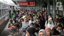 Berdasarkan pantauan di Stasiun Pasar Senen, selain dipenuhi penumpang yang tiba dari arus milir, stasiun juga masih dipenuhi para penumpang yang akan berangkat mudik. (Liputan6.com/Faizal Fanani)