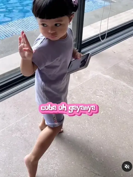 Ameena mengarahkan gaya. [Foto: Instagram/ananghijau]