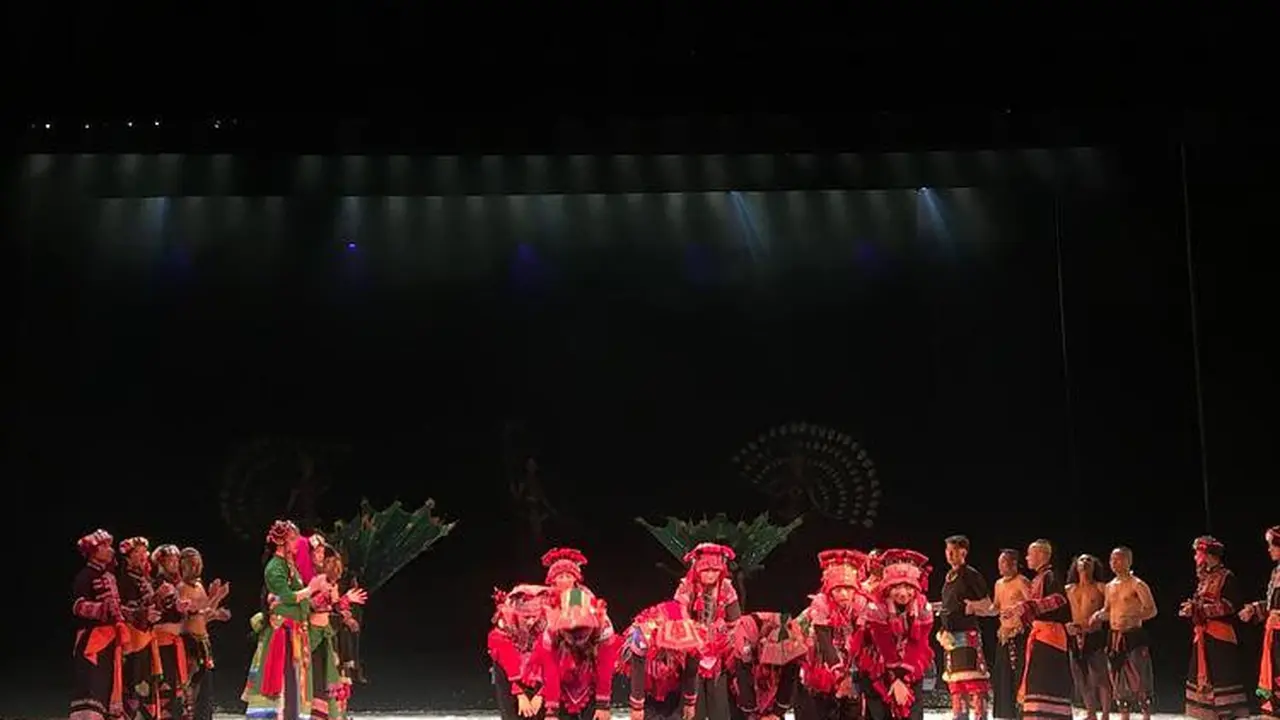 Penampilan dari kelompok seniman etnis seantero Yunnan, Dynamic Yunnan, di Yunnan Art Theatre, China, Kamis (13/6/2019). Pertunjukan ini adalah kombinasi antara tarian etnis tradisional dan koreografi modern. (Liputan6.com/Afra Augesti)