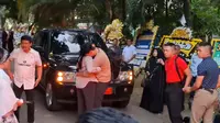 Tangis Putra Bungsu Marsma Fajar Adrianto Pecah, Langsung Dipeluk Ibunda saat Tiba di Rumah Duka