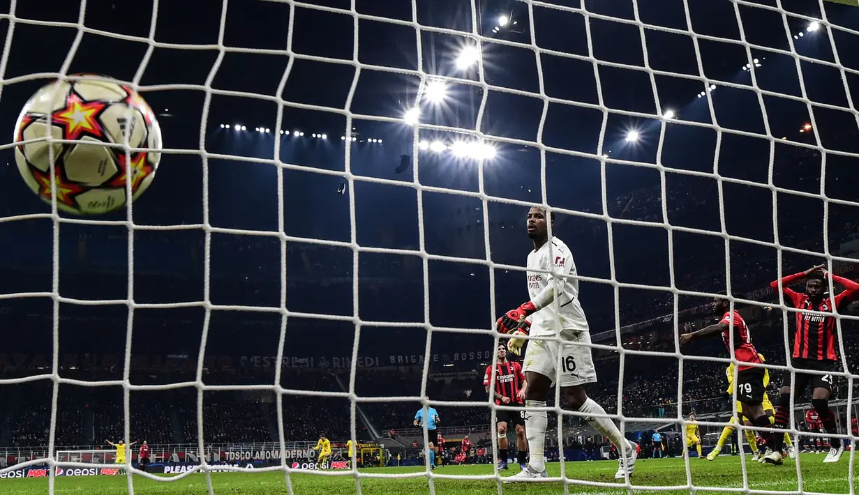 Mimpi buruk AC Milan datang pada menit ke-55. Mike Maignan sebenarnya berhasil menepis tembakan dari Sadio Mane. Namun, bola muntahan tersebut malah mengarah ke Divoc Origi yang dengan mudah melepaskan tandukan ke arah gawang yang kosong. (AFP/Miguel Medina)