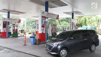 Sebuah mobil usai mengisi BBM di SPBU Jakarta, Minggu (10/2). Harga Dex diturunkan dari Rp 11.750 menjadi Rp 11.700 per liter. (Liputan6.com/AnggaYuniar)