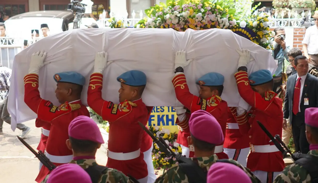Anggota Pasukan Paspampres membawa jenazah Presiden ke-3 RI Bacharuddin Jusuf Habibie saat prosesi penyerahan jenazah kepada negara di Patra Kuningan, Jakarta, Kamis (12/9/2019). Jenazah BJ Habibie diberangkatkan ke Taman Makam Pahlawan Kalibata untuk dimakamkan. (Liputan6.com/Immanuel Antonius)
