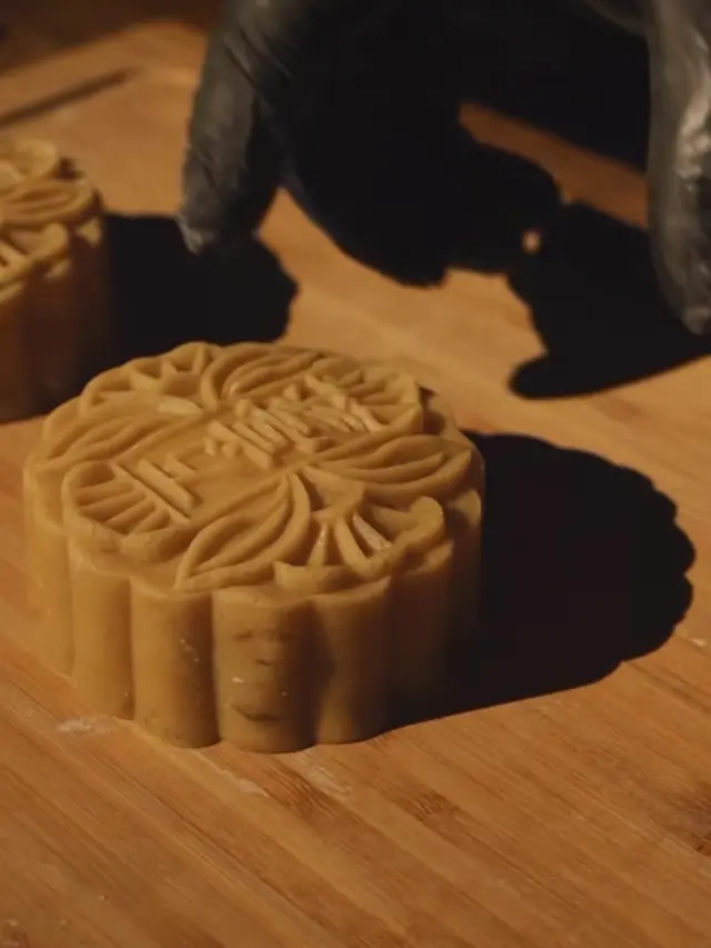 JW Marriott Surabaya perlihatkan koleksi mooncake yang akan hadir dalam reels Instagram