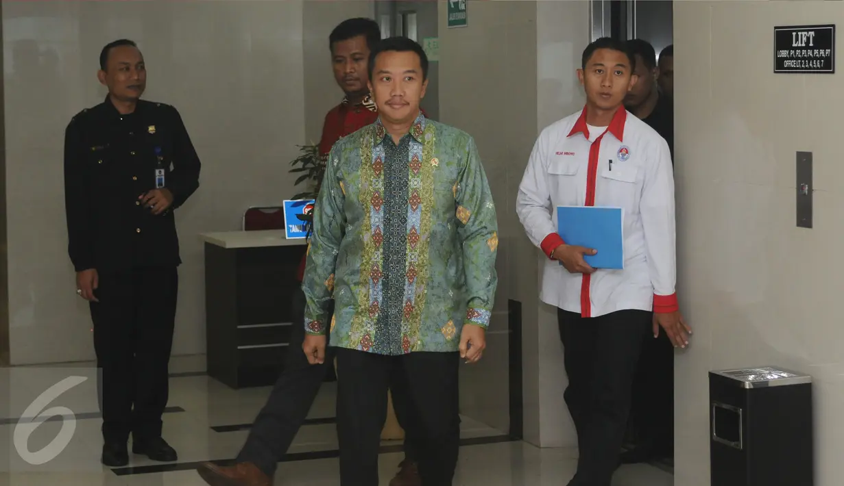 Menpora Imam Nahrawi jelang menghadiri rakor tingkat menteri di kantor Kemenko PMK, Jakarta, Senin (20/2). Rapat membahas persiapan pelaksanaan Asian Games 2018 di Jakarta dan Palembang. (Liputan6.com/Helmi Fithriansyah)