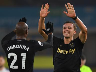 Dua pencetak gol West Ham United, gelandang Tomas Sucek (kanan) dan bek Angelo Ogbonna, merayakan kemenangan 2-1 atas Leeds United usai laga lanjutan Liga Inggris 2020/21 pekan ke-12 di Elland Road Stadium, Leeds, Jumat (11/12/2020). (AFP/Gareth Copley/Pool)