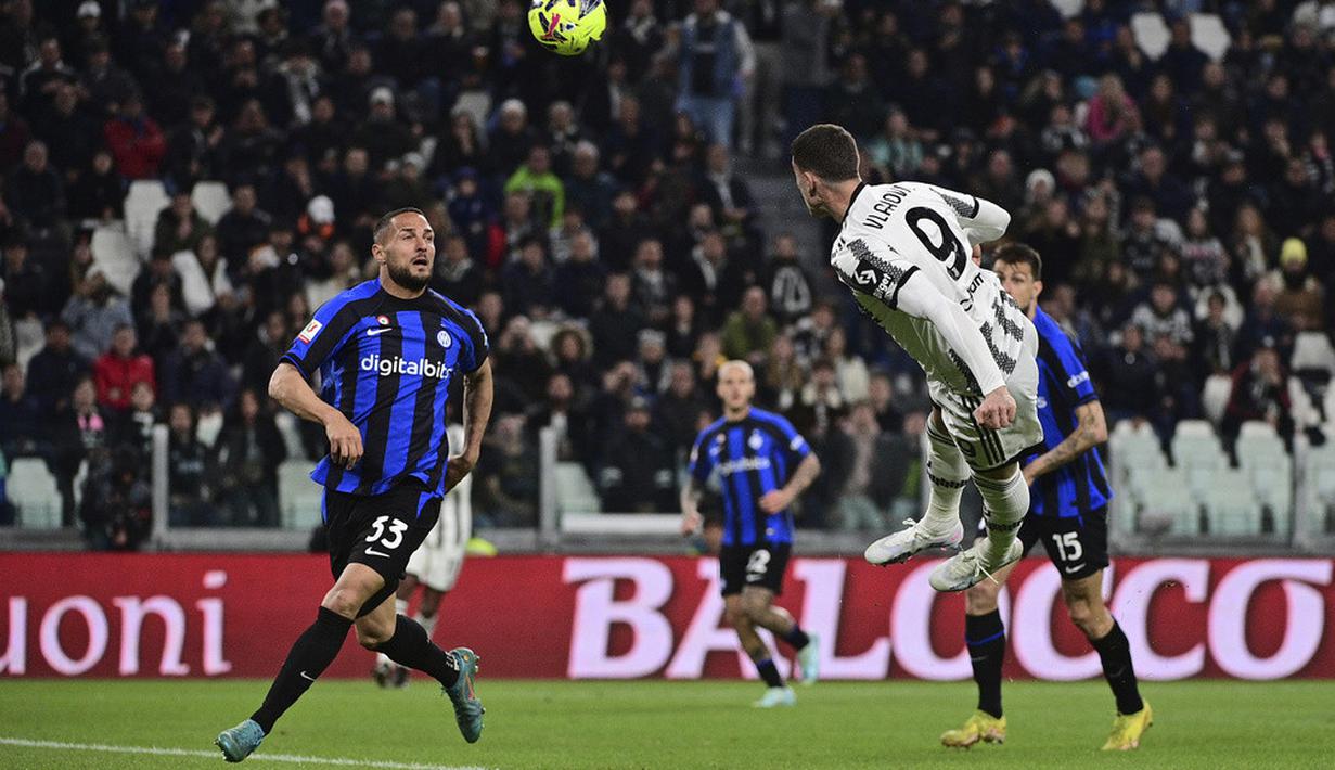 <p>Inter Milan membalas mengancam lewat tendangan bebas Federico Dimarco. Namun, kiper Mattia Perin dengan mudah mengantisipasinya. (Marco Alpozzi/LaPresse via AP)</p>