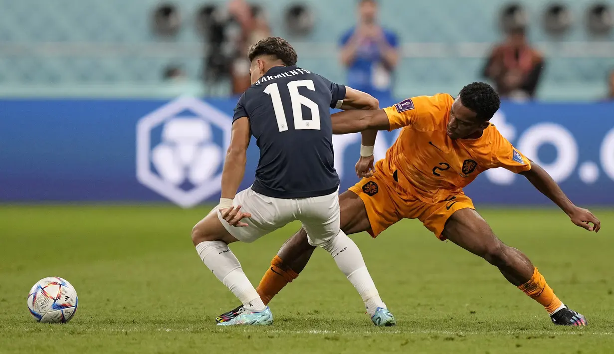 Penyerang Ekuador, Jeremy Sarmiento berusaha melewati bek Belanda, Jurrien Timber pada pertandingan grup A Piala Dunia 2022 Qatar di Stadion Internasional Khalifa di Doha, Qatar, Jumat (25/11/2022). Dengan hasil imbang ini, Belanda dan Ekuador  berhasil mengumpulkan empat poin di klasemen. (AP Photo/ Martin Meissner)