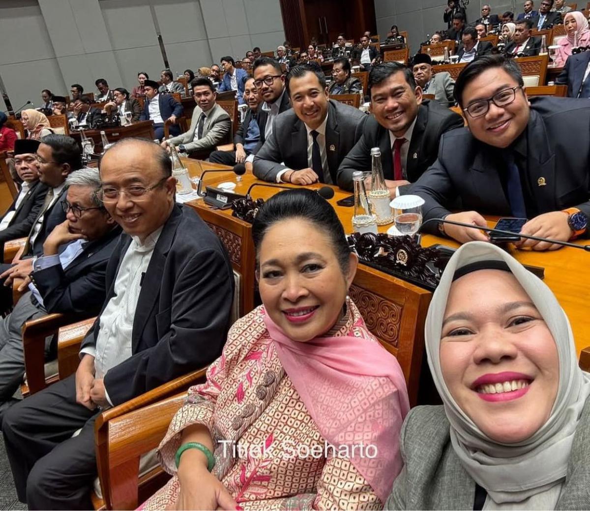 Titiek Soeharto Hadiri Rapat Paripurna DPR RI, Gaya Serba Pink Curi Perhatian!