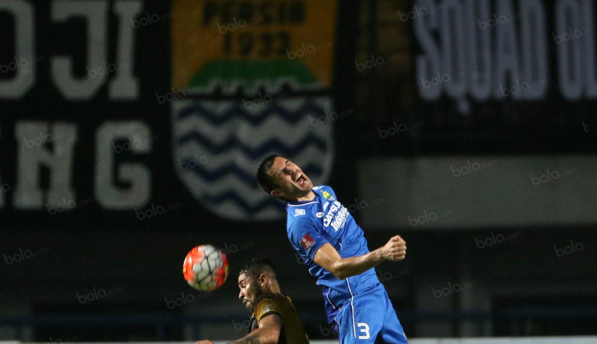 Pemain Persib, Vujovic (kanan) berebut bola dengan pemain Mitra Kukar Marlon pada laga Torabika SC 2016 di Stadion Gelora Bandung Lautan Api, Sabtu (18/6/2016). (Bola.com/Nicklas Hanoatubun)