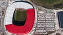 Foto udara menunjukkan deretan tenda pengungsi di sekitar Stadion New Hatay di Antakya, Turki Selatan, pada tanggal 22 Februari 2023. Gempa berkekuatan 6,4 magnitudo kembali mengguncang provinsi selatan Turki, Hatay, dan Suriah Utara, menewaskan enam orang dan memicu kepanikan baru setelah gempa besar pada 6 Februari lalu yang menewaskan hampir 45.000 orang di kedua negara tersebut. (Sameer Al-DOUMY/AFP)