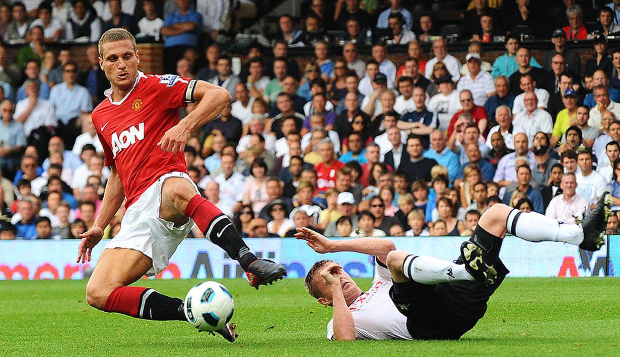 5. Nemanja Vidic (2011-2014), bersama Rio Ferdinand menjadi duet palang pintu yang sulit dilewati oleh striker lawan. Bek Serbia inilah yang membawa Setan Merah menjadi klub tersukses dengan meraih gelar ke-19 dan juga yang ke-20. (AFP/Carl De Souza)