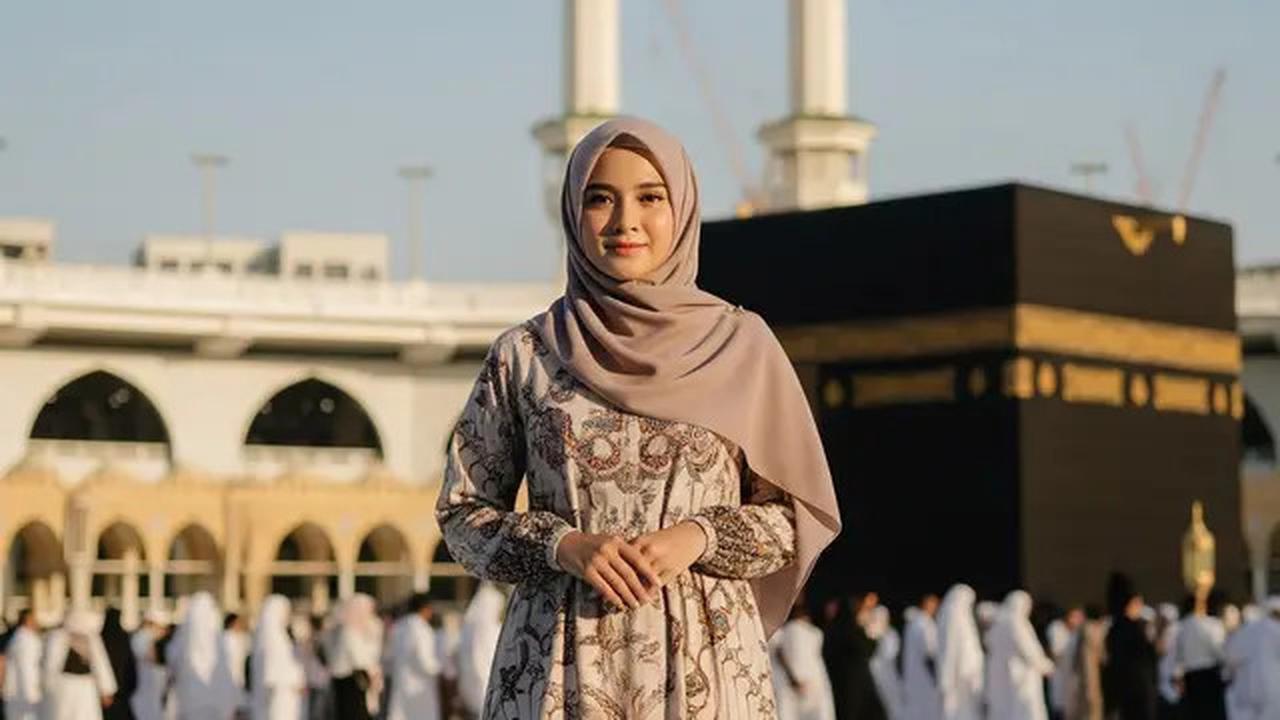 7 Model Gamis Batik Buat Umroh yang Anggun dan Nyaman Dipakai Seharian