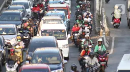 Pengendara terjebak kepadatan arus lalu lintas di Jalan Ciledug Raya, Jakarta, Jumat (15/5/2020). Dinas Tenaga Kerja, Transmigrasi dan Energi DKI Jakarta mencatat ada 1.100 perusahaan atau kantor di Jakarta melanggar aturan Pembatasan Sosial Berskala Besar (PSBB). (Liputan6.com/Helmi Fithriansyah)