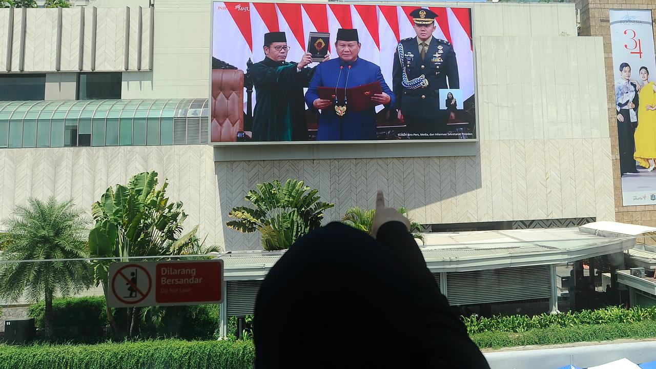 Warga Saksikan Prabowo Ucapkan Sumpah dan Janji sebagai Presiden Lewat Videotron