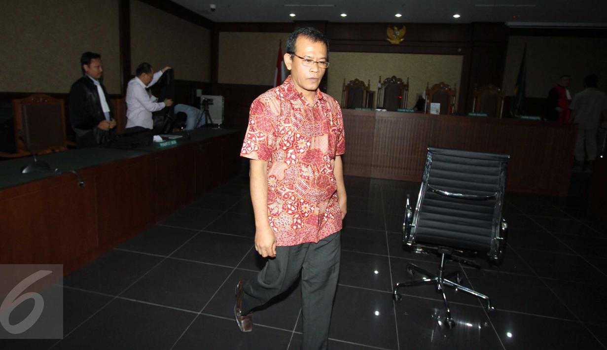 Hakim PTUN Medan, Dermawan Ginting usai menjalani Sidang Vonis di Pengadilan Tipikor, Jakarta, Rabu (20/1/2016). Ginting di vonis 2 tahun penjara dan denda Rp200 juta karena terbukti menerima suap dari Gatot Pujo Nugroho. (Liputan6.com/Helmi Afandi)