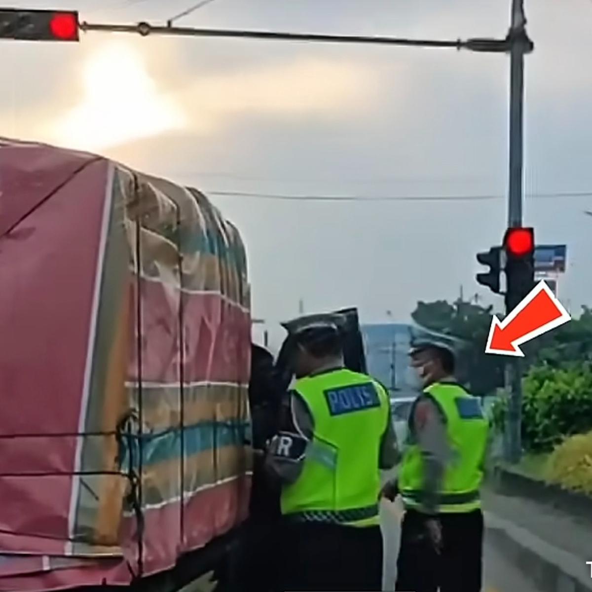 Viral Polisi Tilang di Lampu Merah