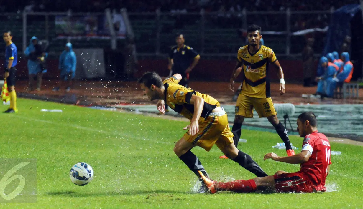 Pemain Semen Padang dan Mitra Kukar bersusah payah mengendalikan bola akibat lapangan becek saat laga final Piala Jenderal Sudirman di Stadion GBK Jakarta, Minggu (24/1/2016). Mitra Kukar tampil juara setelah unggul 2-1. (Liputan6.com/Helmi Fithriansyah)