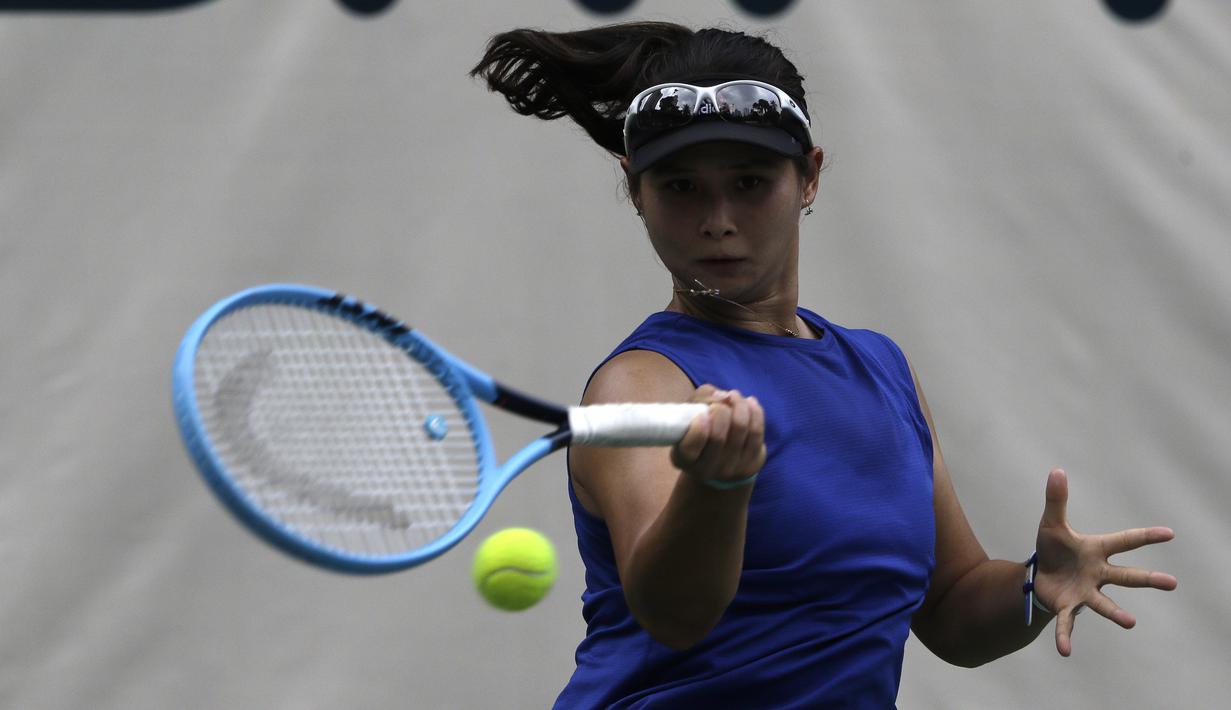Petenis Indonesia, Beatrice Gumulya, memukul bola pada laga perempat final nomor ganda putri BNI Tennis Open 2019 di lapangan tenis The Sultan Hotel, Jakarta, Rabu (20/11). Ajang ini diharapkan menjadi wadah persiapan atlet menjelang SEA Games 2019. (Bola.com/Yoppy Renato)