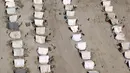 Kondisi Desa Rajanpur, Pakistan yang tergenang banjir, Kamis (6/8/2015). Warga hanya bisa pasrah menunggu bantuan yang dikirim pemerintah menggunakan helikopter. (AFP PHOTO/SS MIRZA)