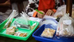 Petugas BPOM mengambil sampel sejumlah jajanan saat melakukan sidak untuk mengetahui kandungan makanan berbahaya pada jajanan anak-anak di SDN 15 Rawamangun, Jakarta, Senin (13/4/2015). (Liutan6.com/Faizal Fanani)