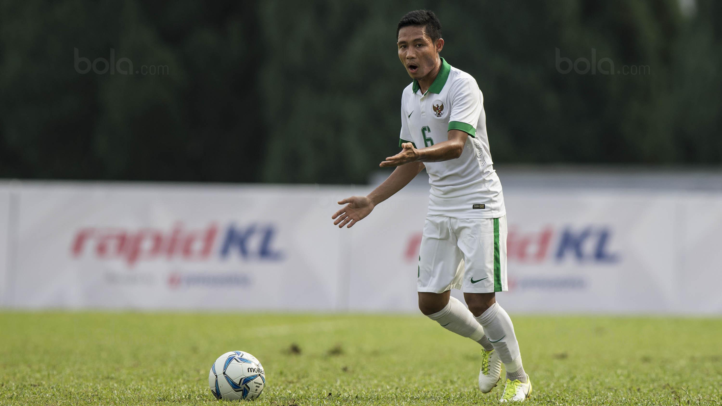 GelandangTimnas Indonesia, Evan Dimas, mengontrol bola saat melawan Timor Leste pada laga SEA Games di Stadion MPS, Selangor, Minggu (20/8/2017). Indonesia menang 1-0 atas Timor Leste. (Bola.com/Vitalis Yogi Trisna)