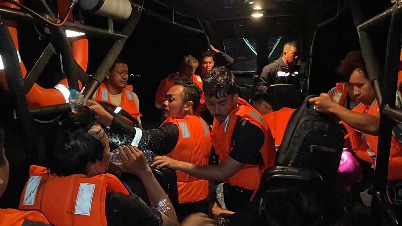 FOTO: Evakuasi Dramatis di Laut Karimun, TNI AL Selamatkan 19 Awak Kapal dari Badai