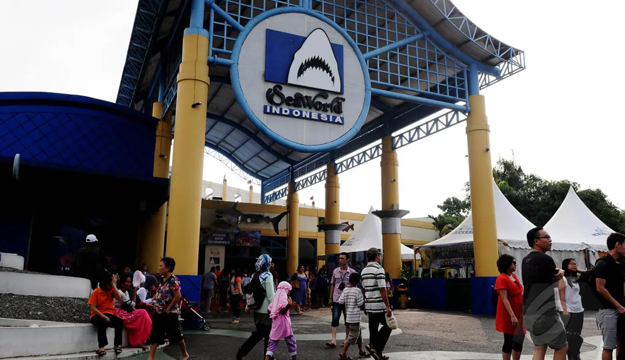 Tempat rekreasi Seaworld, Ancol, Jakarta, masih menjadi lokasi wisata favorit bagi warga yang sedang menikmati libur Lebaran. Senin (28/7/14). (Liputan6.com/Andrian M Tunay)