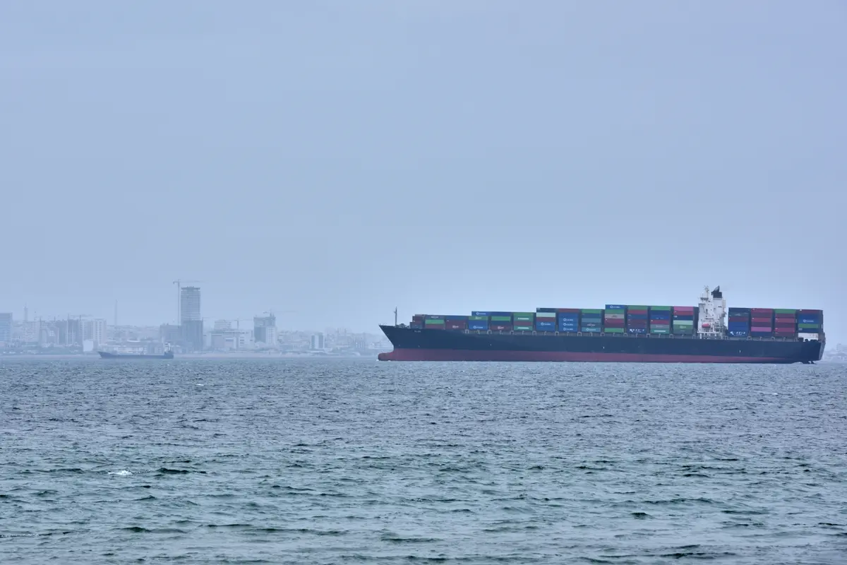 Sebuah kapal kontainer terlihat di Selat Hormuz di lepas pantai Pulau Qeshm, Iran, Sabtu, 18 April 2026. (AP Photo/Asghar Besharati)