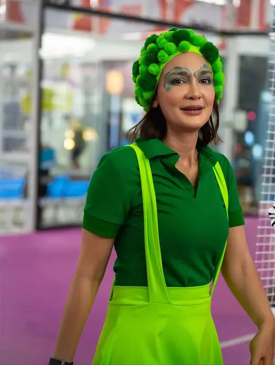 Ia merias wajahnya dengan gambar brokoli di bagian mata dan kupluk 3D berbentuk brokoli [@lunamaya]