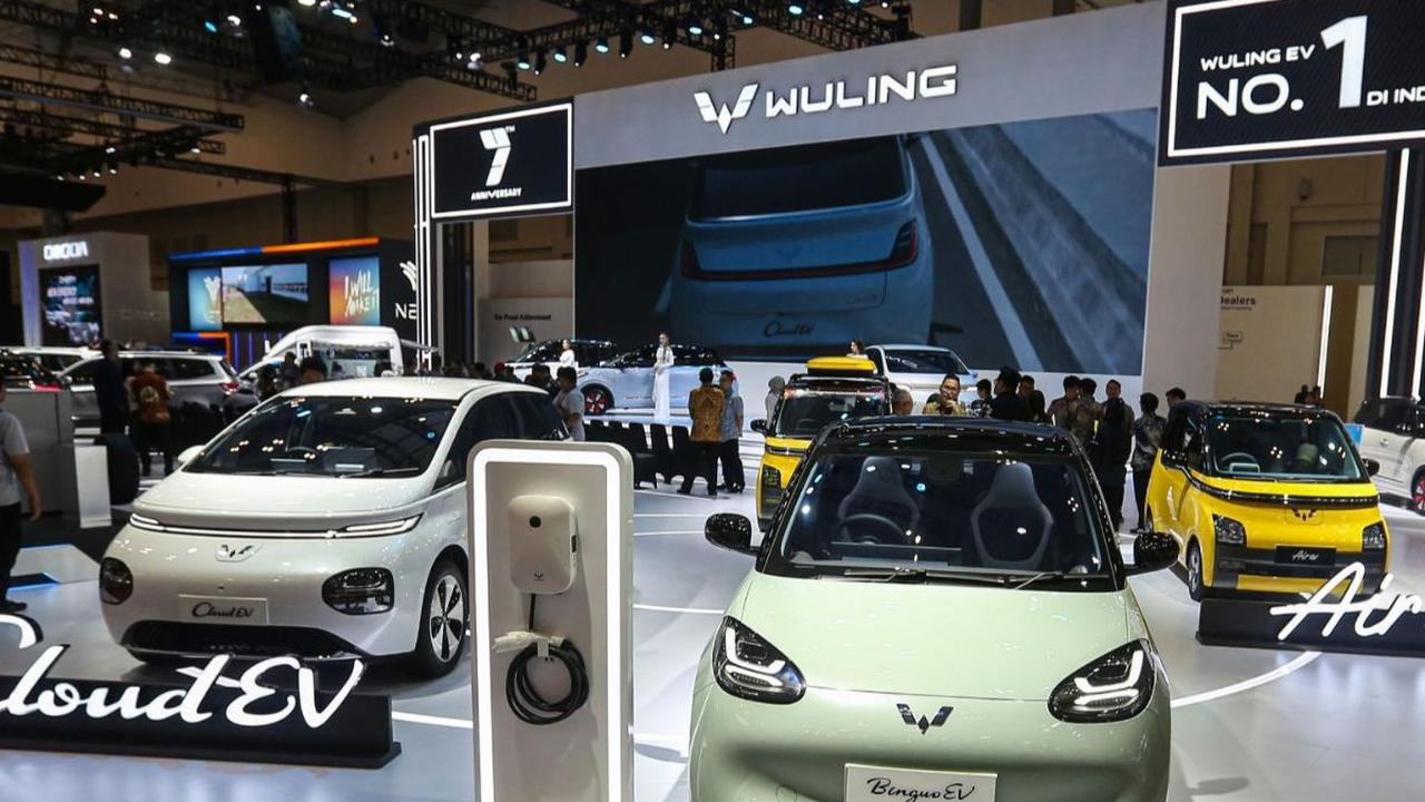 Deretan mobil listrik Wuling, mulai dari Cloud Ev, Binguo EV, dan Air EV, ditampilkan dalam ajang&nbsp;Gaikindo Indonesia International Auto Show (GIIAS) 2024 di ICE BSD, Kabupaten Tangerang, Banten, pada Rabu (17/7/2024). Perhelatan GIIAS 2024 sekaligus 