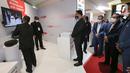 Gubernur DKI Jakarta, Anies Baswedan meninjau booth ericsson pada peluncuran layanan 5G Indosat Ooredoo di Jakarta Kamis (26/8/2021). Layanan 5G akan memberdayakan berbagai use case yang menawarkan potensi untuk merevolusi industri manufaktur kota hingga konten digital.(Liputan6.com/Fery Pradolo)