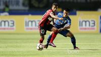 Pemain Persipura Jayapura,  Prisca Elisa Womsiwor, saat melawan Persib Bandung pada laga Liga 1 2017 di GBLA, (5/5/2017).  (Bola.com/Nicklas Hanoatubun)