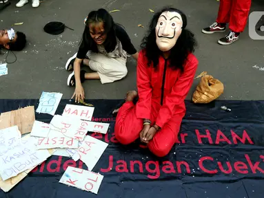 Aktivis melakukan teatrikal aksi damai kantor darurat pemberantasan korupsi di depan Gedung Anti Corruption Learning Center (ACLC), Jakarta, Selasa (28/9/2021). Dalam aksinya, mereka menyuarakan keprihatinan atas kondisi KPK saat ini dan pemecatan 57 pegawai KPK. (Liputan6.com/Helmi Fithriansyah)
