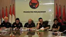 Sejumlah anggota F-PDIP DPR memberikan keterangan pers di Jakarta, Senin (19/10/2015). F-PDIP dengan tegas menolak perpanjangan kontrak PT Freeport Indonesia karena dinilai merugikan negara. (Liputan6.com/Johan Tallo)