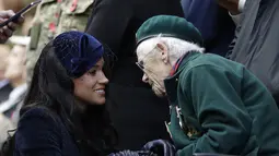 Duchess of Sussex Meghan Markle berbincang dengan salah satu veteran perang saat menghadiri Field of Remembrance di London, Inggris (7/11/2019). Field of Remembrance merupakan peristiwa salah satu dari banyak menjelang Remembrance Day secara resmi pada 11 November. (AFP Photo/Kirsty Wigglesworth)