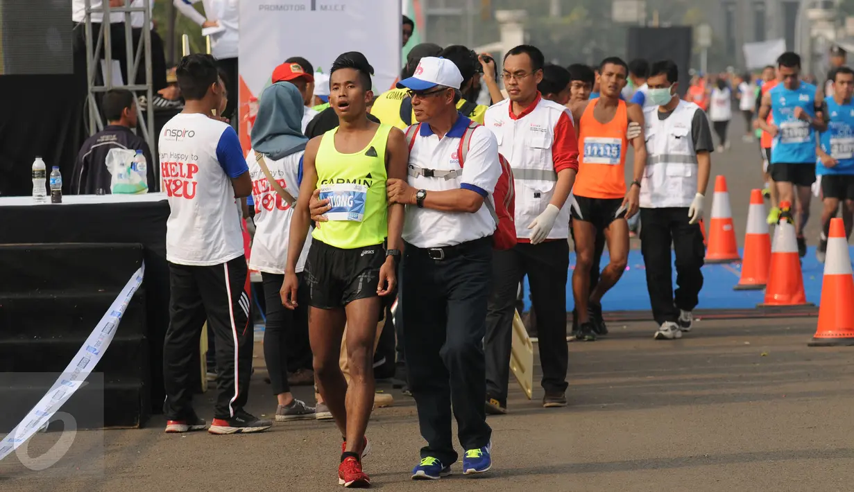 Sejumlah pelari dievakuasi panitia usai lomba lari Jakarta Marathon 2015 di Silang Monas Jakarta, Minggu (25/10/2015). 15.000 pelari mengikuti lomba lari Jakarta Marathon 2015 yang terbagi dalam empat kategori utama. (Liputan6.com/Helmi Fithriansyah)