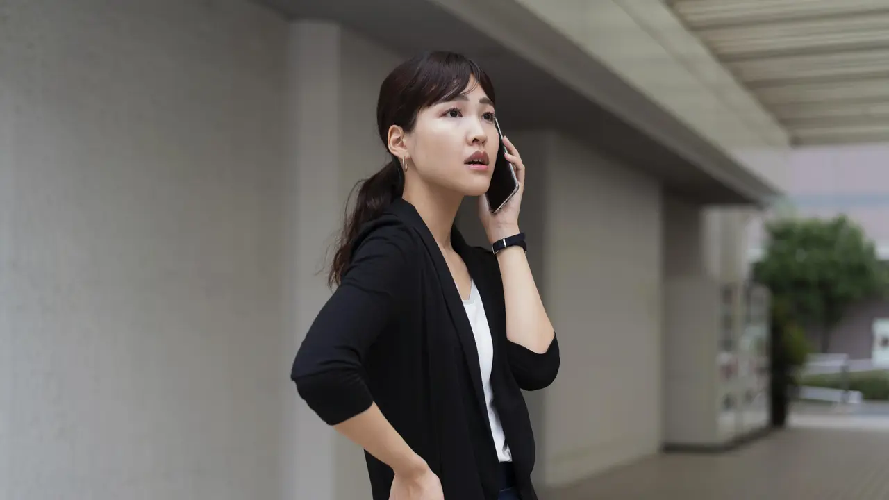 wanita juli hp baju hitam