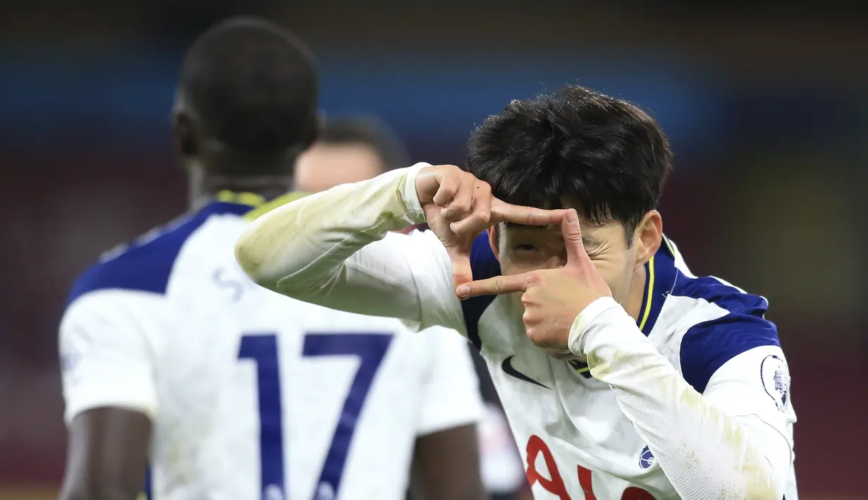 Penyerang Tottenham Hotspur, Son Heung-min berselebrasi usai mencetak gol ke gawang Burnley pada pertandingan lanjutan Liga Inggris di stadion Turf Moor, Burnley, Inggris, Senin (26/10/2020). Tottenham menang tipis 1-0 atas Burnley. (Lindsey Parnaby/Pool via AP)